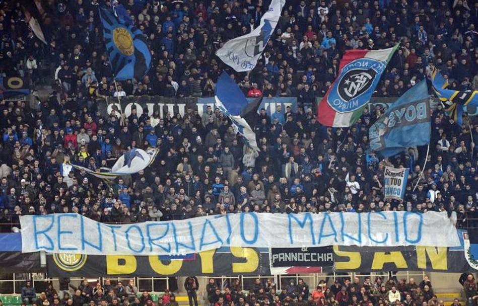 Lo striscione di bentornato a Roberto mancini da parte dei tifosi dell&#39;Inter. Ansa